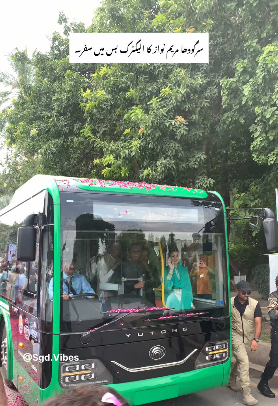 سرگودھا وزیر اعلیٰ پنجاب محترمہ مریم نواز شریف صاحبہ نے الیکٹرک بس منصوبے کا افتتاح کر دیا  وزیر اعلیٰ نے بس میں سفر کر کے منصوبے کا جائزہ لیا