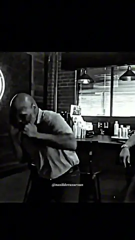 Sağlam Yumruk☠️ 💥 Teknik: Kalçadan güç al, omuz-kol hizasını koru, bileğini çelik gibi tut. 🏋️‍♂️ Patlayıcı Güç: Medicine ball, plyo şınav, direnç çalış. 🤛 Kas Gücü: Bilek, ön kol, omuz kaslarını zorla. ⚡ Hız & İsabet: Refleks topu, ip, gölge boks. 🔥 Daha sert vurmak için gereken her şey sende! 💊 @superchargerofficial dovus10 👕 @liber.wears dovus10 ~ #boxingtraining🥊💥 #boxingtrend #boxingdaysales #boks #boxingtraining🥊 