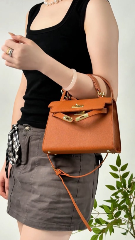 Trendy Women's Kelly Bag #handbagslover #womenbags #trendybags #handbagreview #fashionbags #crossbodybagsforwomen #kellybags #handbaglover #kurtgeigerbag #kellybag
