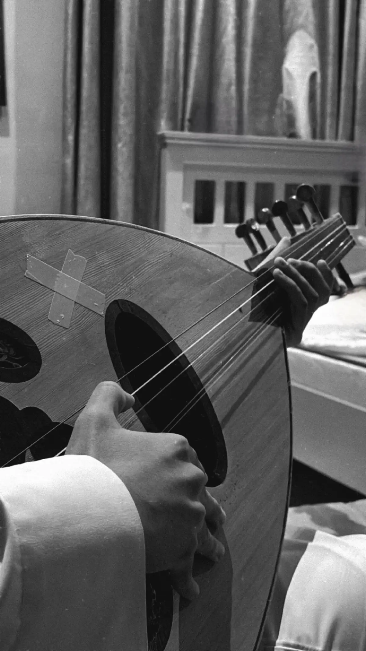 مع السلامه .. اتعب القلب فرقاك  مع السلامه .. رح وأنا غصب ابكيك  سافر عسى المولى يازين يرعاك سافر وأنا بقضي العمر في طواريك .. أنسى عيون .. ادمعت عند ممشاك  أنسى ايدين .. عرقت بين اياديك  ادله وروح يا الغضي وسط دنياك  عيش بحياتك هاني في مماشيك