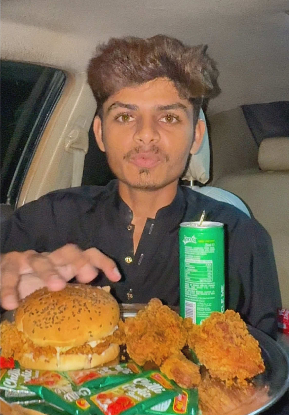 Zinger Burger Eating #zingerburger #eating #burger #food #hassaneats 