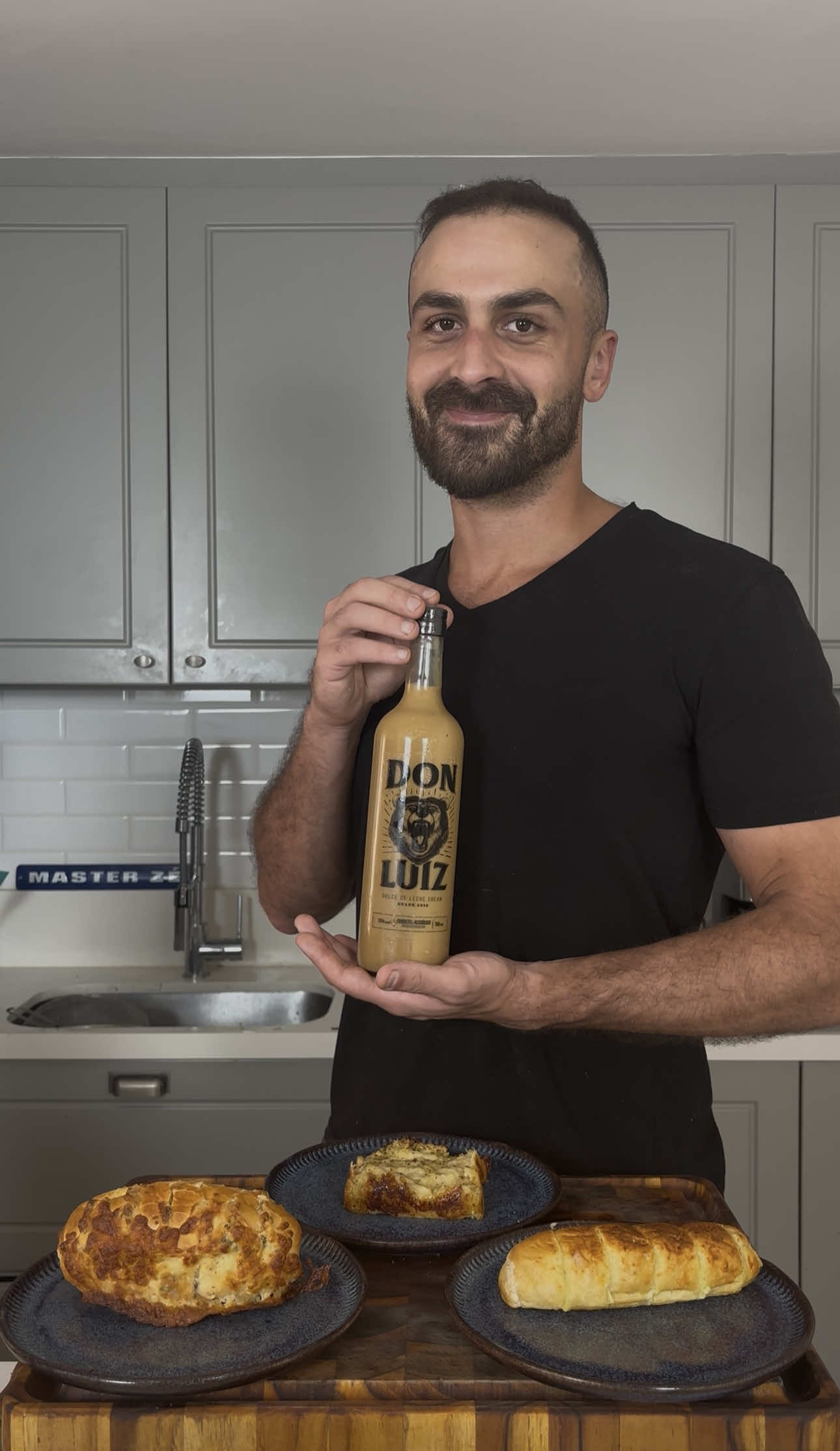 3 Niveis de pão de alho com @donluizcream  Pra o seu churrasco ficar ainda melhor, tem 10% de desconto com meu cupom “MasterZe” em qualquer compra no site oficial da marca. Beba com responsabilidade. Não compartilhe com menores de 18 anos. Nível 1  Pão de alho pronto comprado no mercado Nível 2 Cortar o pão francês em várias camadas sem chegar até o final. Rechear com a seguinte pasta de alho: Pasta (rende de 2-3 pães):  1.5 c.s requeijão 3 c.s maionese 1 c.s manteiga Uns 5 dentes de alho picados Pitada de sal 100g do queijo que preferir Cheiro verde a gosto Nível 3 Pão: 3/4 xícara de água 1/2 xícaras de leite 1 pacote de fermento biológico instantâneo 500 g de farinha 21 g de açúcar 8 g de sal 42 g de manteiga sem sal amolecida 1. Aqueça o leite e a água juntos, adicione o fermento biológico seco e deixe descansar coberto com filme plástico por 10 minutos 2. Misture a farinha, o sal e o açúcar 3. Ajuste a batedeira com um gancho para massas e adicione a mistura de fermento biológico 4. Assim que estiver consistente, mantenha em velocidade baixa por mais 3 minutos 5. Adicione a manteiga aos poucos e, assim que estiver consistente, deixe misturar por mais 30 segundos 6. Molde a massa em uma bola, coloque em uma tigela untada com óleo e deixe descansar por 1 hora e 15 minutos 7. Unte uma forma de pão com manteiga 8. Soque a massa e coloque-a em uma superfície levemente enfarinhada 9. ​​Com um rolo de massa, abra a massa e molde em um cilindro 10. Deixe descansar na forma de pão por 50 minutos 11. Pré-aqueça o forno a 180°C por 20 minutos durante o descanso 12. Asse por 50-55 minutos ou até dourar Pasta: 2-3 cabeças de alho assadas 50-80g de manteiga Cheiro verde, queijo parmesão, sal e pimenta a gosto #publi