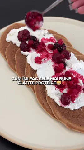 Clătite proteice pufoase și perfecte în procesul de slăbire 🥞🍓  Ingrediente :  Pentru aluat : 40g făină integrală, 100ml lapte de migdale no sugar, 5g praf de copt, un ou întreg, o lingură iaurt grecesc, esența de rom și vanilie  Pentru cremă : 80g brânză slabă de vaci 0,5%, coajă de portocală, zeamă de lămâie și puțină miere & 70g fructe congelate  #pancakes #proteinpancakes #proteinrecipes #Recipe 
