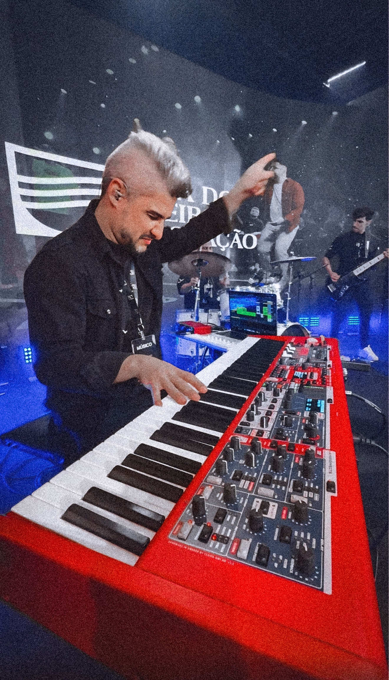 PARTE 1 🔥 Tocando “Holy Forever”, uma das músicas que mais amo 🙏✨ Na @expocristaoficial em São Paulo, com a @casadooleirooficial no stand da @todahmusic 🎹 Energia, emoção, próprios timbres no teclado… impossível segurar a intensidade desse momento! 🎶 VÍDEO COMPLETO EM MEU CANAL NO YOUTUBE Se você curtiu esse som, dá uma olhada no link da bio! #musica #church #music #nordstage4 #worship 