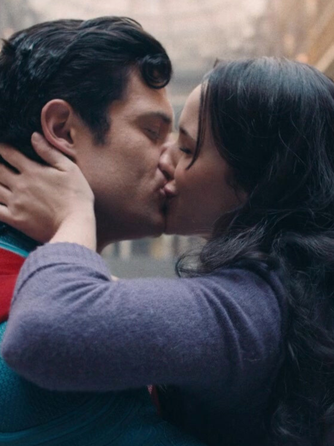 Diferentes mundos, uma missão: flutuar com a Lois Lane. ❤️ #Superman já está disponível na #HBOMax. Preparado para olhar pra cima? #ClarkKent #LoisLane #Clois #Smallville