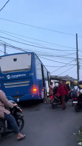 di Cakung tadi pagi #lakalantas #kecelakaan #transjakarta #tabrakan #cakung 