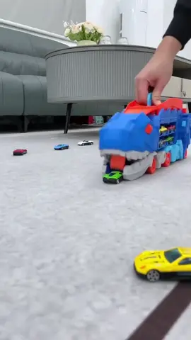 🦖🚚 Aventura que encanta! O Caminhão de Engolir Dinossauro chegou para transformar o Dia das Crianças em pura diversão. Com design incrível e cheio de ação, vai garantir horas de brincadeiras emocionantes! 🎁✨ Link: https://s.shopee.com.br/1BD4zXftAI #dinossauro #diadascrianças #shopee #criança #brinquedo 