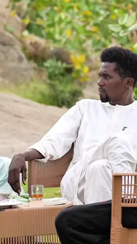 في جلسة عفوية مع أخ وصديق، شاركني تجربة مليئة بالمغامرة والتشويق… قصة رحلة شاقة وسط الصحراء الكبرى، ما بين قطاع الطرق و العطش و مواجهة الموت. القصة شدتني لدرجة أني صورتها كاملة لتوصلكم الأجواء كما عشتها معه. 📌 لمتابعة الحلقة كاملة: الرابط في البايو 