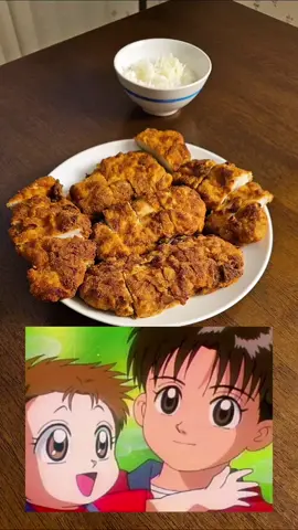 تذكرون وصفة الكاتسو الي سواها والد سامي ووسيم 🥹🫂 كان يبي يلطف الجو  طبعا راجعت الحلقه بالياباني بس ماذكر انو لحم او دجاج بس انا فضلت الدجاج عن اللحم 🫢❤️  كاتسو الدجاج : شرايح صدور دجاج  التتبيله : طحين نضيف عليه ملعقه كل من ( فلفل اسود ، بابريكا ، بودرة ثوم ، بودرة بصل  ملح ) بيض   بقسماط الطريقة : نتبل شريحة الدجاج اول شي بيض ثم الطحين ثم البقسماط #explore #سبيستون #katsu #cooking #التسعينات 