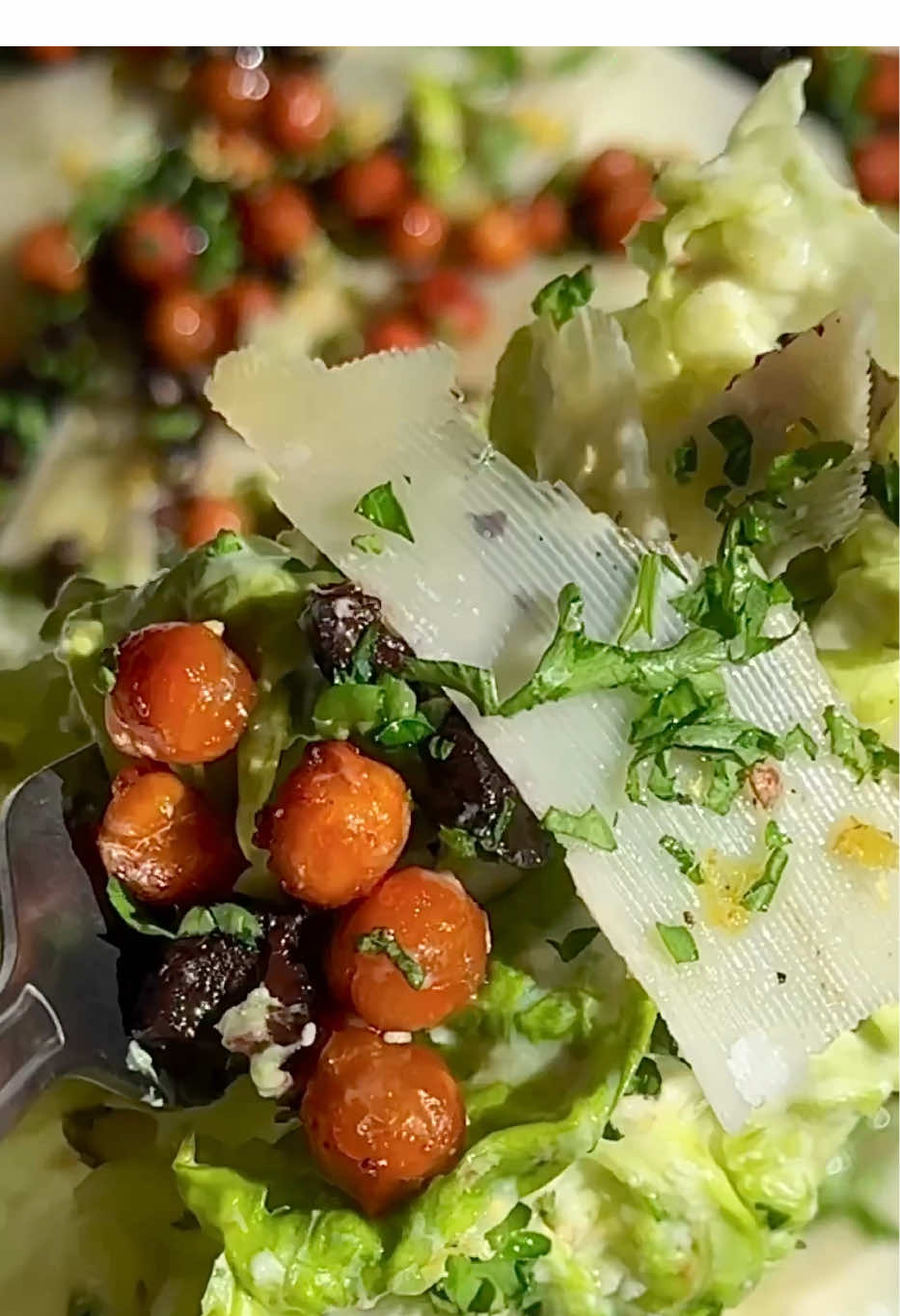 Salade façon CÉSAR, pois chiches RÔTIS 💚 Pour 2 personnes :  160g de pois chiche (déjà cuits)  1 cac d’ail  1 cac de paprika  1 cac de sirop d’érable  4 cas d’huile d’olive  3 sucrines  1 avocat  50g d’olives noires  Copeaux de parmesan  Persil  Pour la sauce mélanger : 1 yaourt nature  30g de cornichon  1 cac bombée de moutarde  1 cac d’ail + sel  Le jus d’1/2 citron  1 cas de miel  35g de parmesan  Mélanger les pois chiches avec l’ail, le paprika, le sirop d’érable l’huile et la pointe de sel. Tout mettre dans un plat pour 20 min de cuisson à 210 degrés (mode grill les dernières minutes)  Mélanger la salade avec la sauce et les morceaux d’avocats, tout disposer dans un plat. Ajouter les copeaux de parmesan, les olives noires, les pois chiches bien grillés et le persil.  C’est crémeux et croustillant à la fois avec un mélange de textures et de saveurs, c’est une pur délice ✨🔥 #salad #cesar #chickpeas #protein #vegetarian 