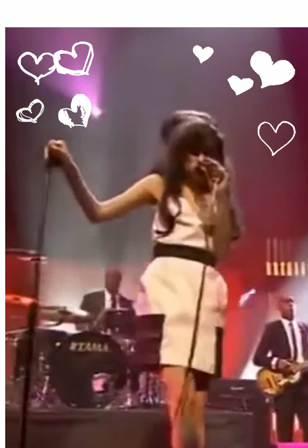 On this day in 2007 Amy won 'Best Female' at the 12th MOBO Awards in the O2 Arena, London. She then went on to perform 'Tears Dry On Their Own' and 'Me & Mr Jones', during the awards show 🖤