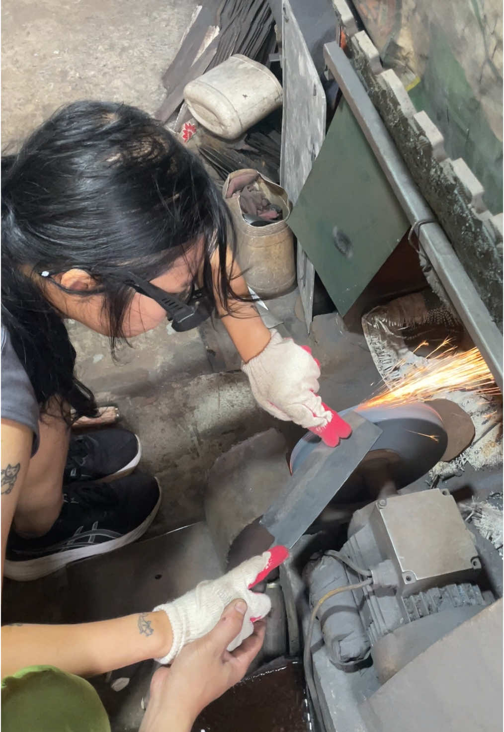 Knife making class in 📍Dy Sy near Hanoi, Vietnam 🇻🇳 Had the opportunity to do a knife making workshop where I got to pick the blade type, hammer the blade, carve the handle, shape the blade, hone the edge, sharpen, and polish! The workshop itself is on in Vietnamese but my tour guide spoke English. The family is very helpful during the knife making process so you come home with a perfectly functional knife 🔪 