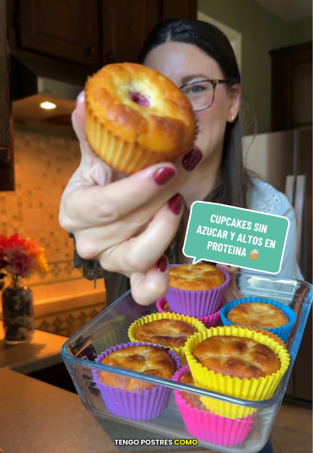CUPCAKES SIN AZÚCAR ALTOS EN PROTEÍNA (sin harinas y bajos en carbohidratos) 🧁  Un postre saludable sin azúcar y alto en proteína, perfecto para calmar la ansiedad y tener siempre listo en tu nevera para esos momento de antojo. INGREDIENTES:  1 taza de yogurt griego natural, temperatura ambiente  2 cdas. de endulzante, yo he usado fruto del monje 1 cdita. de polvo para hornear  3 huevos, temperatura ambiente  1 cdita. de esencia de vainilla  1 taza de coco rallado  1/2 taza de leche o proteína en polvo  Frutos rojos para decorar  PROCEDIMIENTO:  1.- Precalienta el horno a 180C / 350 F.  2.- En la licuadora coloca los huevos, el coco rallado, el endulzante, la vainilla, el yogurt griego, el polvo para hornear y la proteína en polvo o leche en polvo. 3.- Licúa a máxima potencia hasta obtener una mezcla homogénea y esponjosa. 4.- Vierte la mezcla en moldes para cupcakes dentro de una bandeja. 5.- Coloca encima arándanos y frambuesas. 6.- Hornea por 30 minutos o hasta que estén doraditos por encima. 7.- Antes de sacarlos, apaga el horno y déjalos dentro 10 minutos más con la puerta entreabierta. 8.- Retira, deja enfriar por completo y desmolda. 10.- Guarda los cupcakes sin azúcar y altos en proteína en un recipiente de vidrio en el refrigerador para tenerlos listos cuando llegue el antojo. . . #postresaludable #postressinazucar #cupcakes 