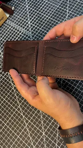 Классический бифолд Shelter из кожи Wax в цвете Tobacco 