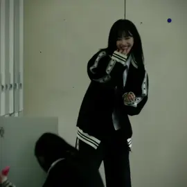 They are like magnets attracted to each other, always knowing where the other is to come and tease them. 🤣🤣🤏🏻  #jiminjeong #karina #winter #winrina #aespa 