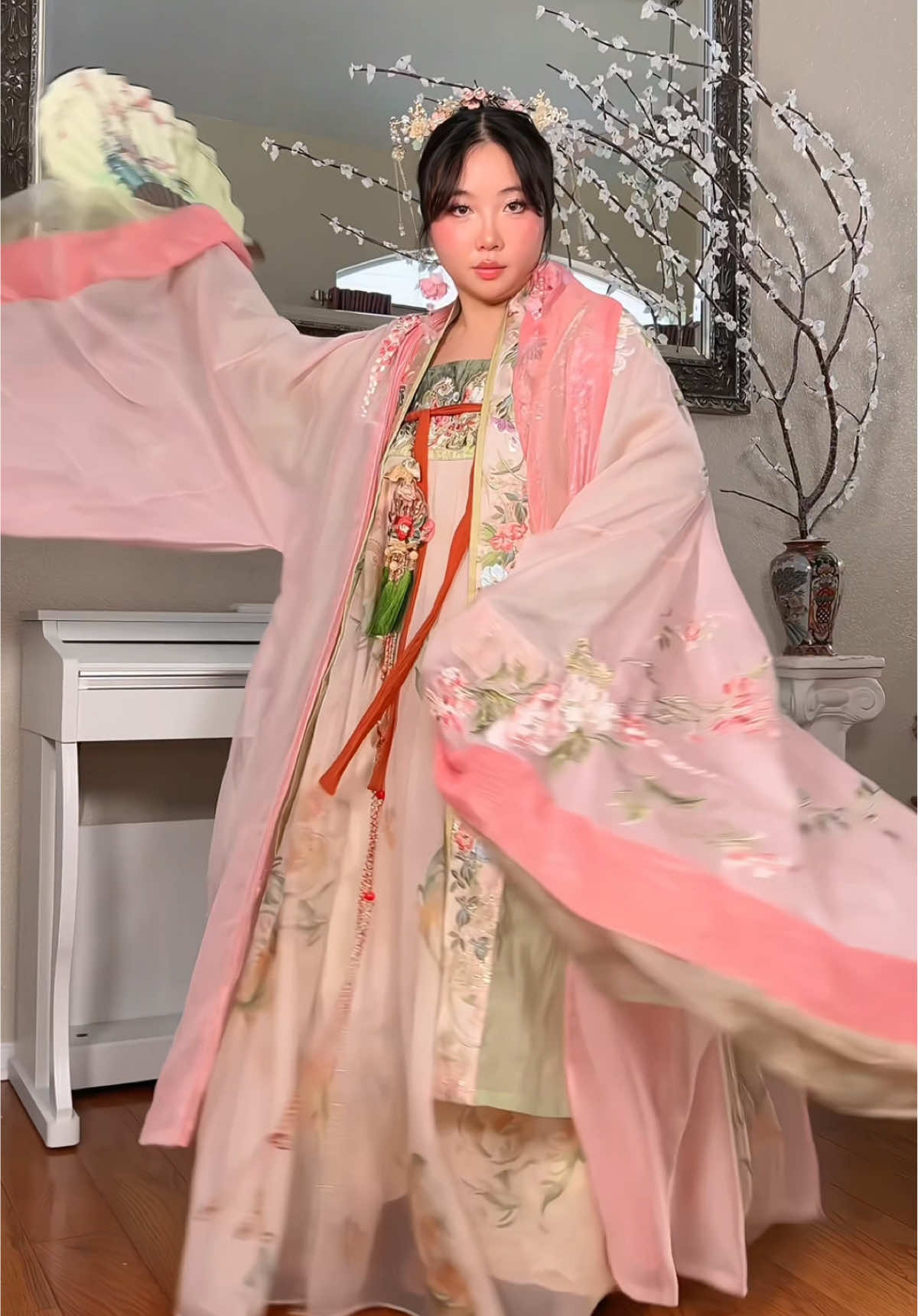 Flawless victory ✨ hanfu is from @shisanyu.official  earrings: @Mokapuff code TERRY5 #hanfu #outfittransition #chinesedress #hanfugirl #hanfufashion   