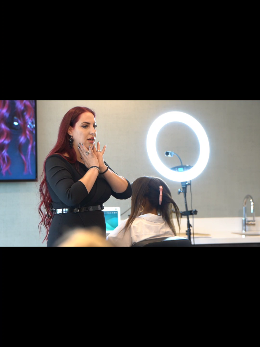 Siempre debemos seguir el diseño natural y la caída del cabello para lograr una aplicación cómoda y menos visible #achehairextensions #cursoextensionesdecabello #VolumenInstantáneo #curso 