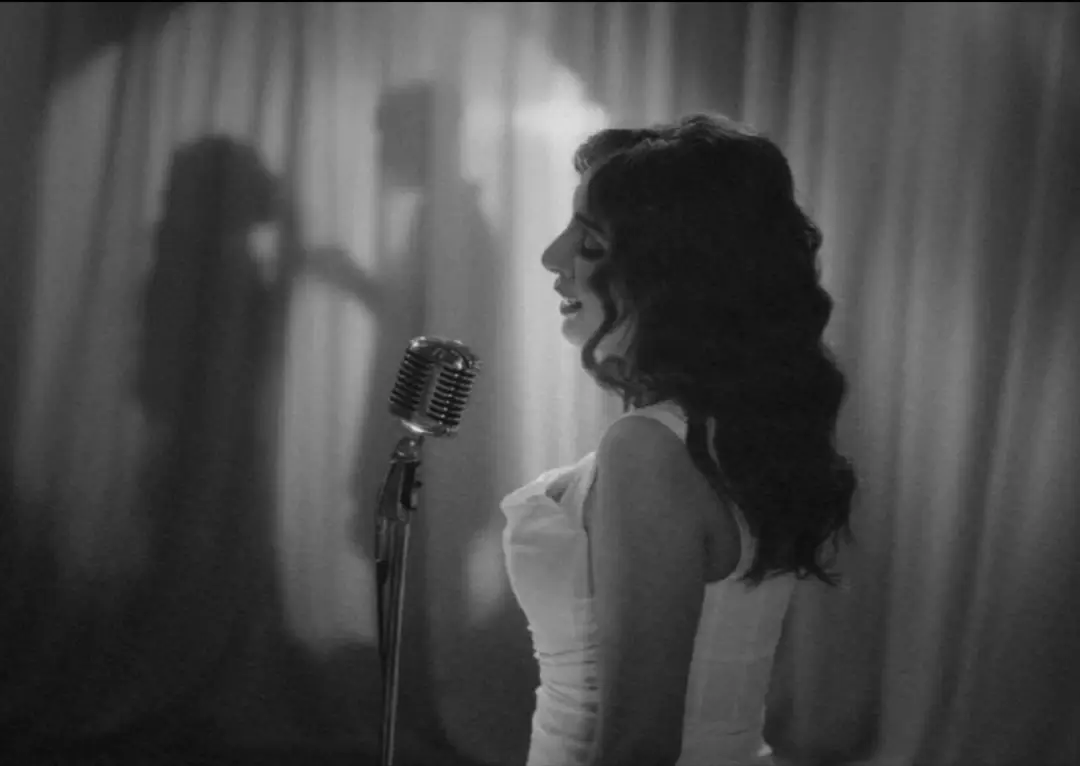 لكن سُؤال وجاوبه في أمانة.. وشلون تلقى لي عوض فالمقابيل؟ أنا فقدت شي ما ينشتر ولا ينعاد، شي إذا راح يترك بالقلب كسر بالقلب مايجبره أحد. العوض مو دايم يكون إنسان، أحيان يكون وهم.. وأحيان مجرد صبر ثقيل. قل لي بصراحة.. إذا الروح انكسرت من الغياب، وش اللي يقدر يجمعها من جديد؟ #درة_النيل #صوت_مصر #fyp #foryou #انغام_عشق_لاينتهي 