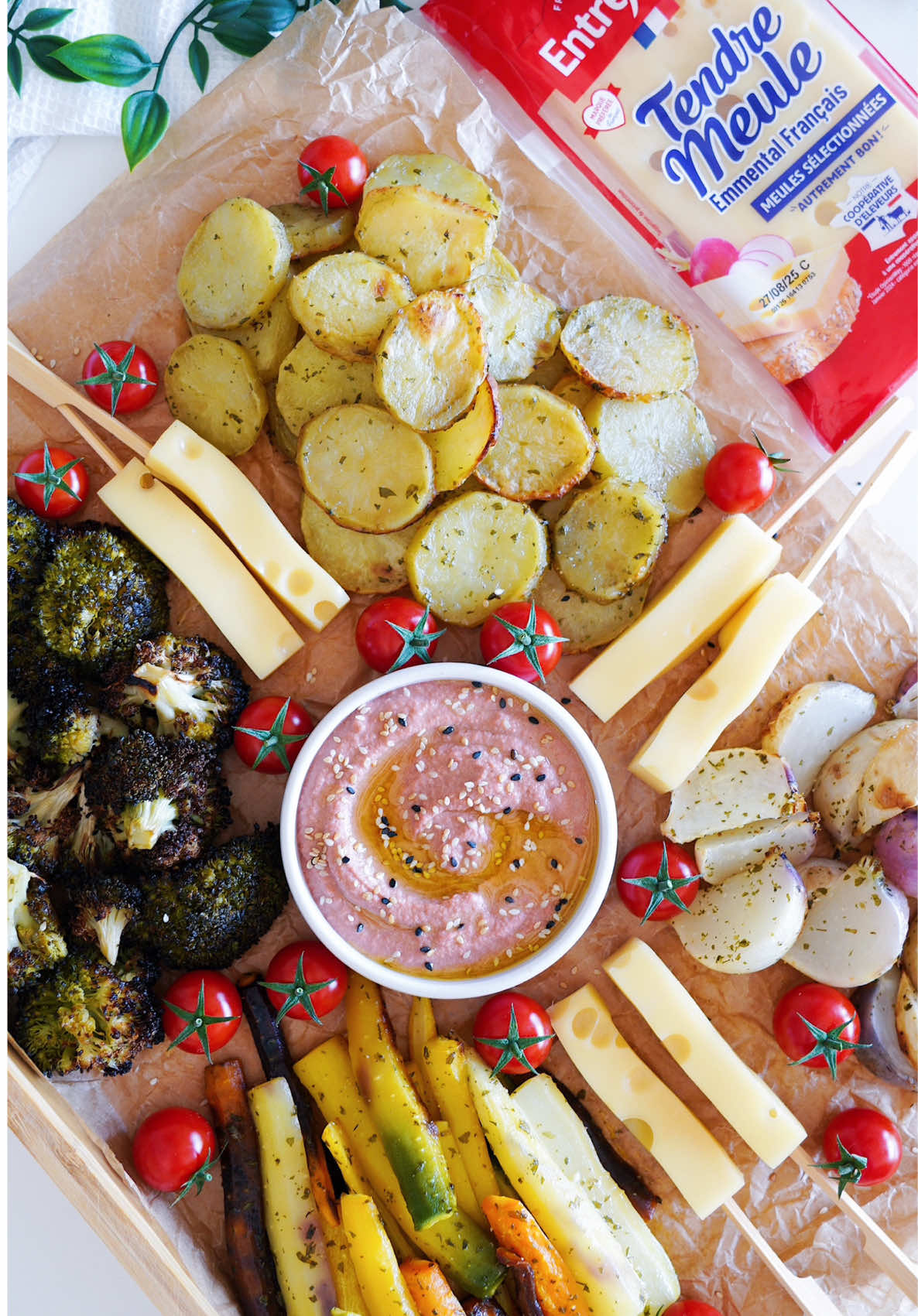 Légumes rôtis & Houmous de betteraves 🌿 Un plateau de légumes rôtis à tremper dans un Houmous de betteraves et pour apporter le petit plus qui fait la différence, pour plus de gourmandise, j’ajoute des bâtonnets Tendre Meule @Entremont_fr ❣️ Un Emmental au lait français, fabriqué en France avec une texture tendre qui fond en bouche pour un moment de douceur, de partage et de gourmandise 😋 Un emmental 100% français et Bon 👌🏻 *Pour les légumes rôtis : Pour 3 à 4 personnes  -4 pommes de terre  -6 carottes  -3 navets  -1 brocolis -4cs d’huile d’olive  -Persillade  Tu coupes tous les légumes, tu les déposes sur une plaque qui va au four, tu verses l’huile d’olive, un peu de persillade et tu fais cuire 35min à 180 degrés. *Pour le Houmous de betterave : -250g de pois chiches cuits et égouttés -200g de betterave cuite -1 gousse d’ail -2cs de tahin -2cs d’huile d’olive  -20ml de jus de citron -Jus de pois au besoin  *Topping : Huile d’olive & trio de sésames  Tu mixes tous les ingrédients dans ton blender, si besoin tu ajoutes un peu de jus de pois chiches pour obtenir la texture que tu souhaites. *Pour les bâtonnets : -200g de Tendre Meule @Entremont_fr -6 piques en bois  Tu coupes le Tendre Meule en 6 bâtonnets et tu les piques avec tes piques en bois. Tu dresses les légumes et le houmous sur un plateau, quelques tomates cerises et les bâtonnets Tendre Meule. Ce fromage c’est toute mon enfance, tous les mercredis quand on aidait ma grand-mère à cuisiner, mon grand-père nous en coupait des morceaux 🥰  *publicité* #recettefacile #legumes #vegetarien #houmous #recettesaine        