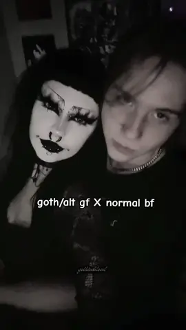I LOVEEEE WHEN PPL IN LOVEEE :3  . . #fyp  #alt #gothic #goth #couple 