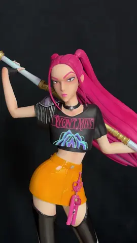 E anche Mira è pronta! 🔥  Ne manca solo una… 😜 Modello di @Aarome_art  Stampato e dipinto da noi!  #kpopdemonhunters #mirakpopdemonhunters #stampatoin3d #dipintoamano 