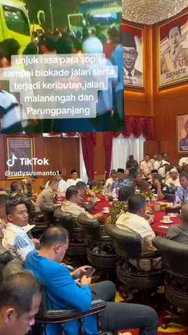 Bupati Bogor, Rudy Susmanto, baru-baru ini mengadakan diskusi dengan berbagai stakeholder terkait masalah truk angkutan tambang di Kecamatan Parung Panjang. Diskusi ini dihadiri oleh Forkopimda Kabupaten Bogor, Pemerintah Kabupaten Tangerang, dan perangkat daerah terkait. *Hasil Diskusi:* - Pemerintah Kabupaten Bogor akan membangun jalan khusus tambang yang tidak berbayar dan dibiayai oleh APBD, dengan target penyelesaian hingga 2027. - Jalan khusus tambang ini akan sepanjang 11,5-13,5 kilometer dan terkoneksi dengan jalan provinsi dan akses tol. - Pemerintah juga menyiapkan langkah jangka pendek berupa pengaturan jam operasional angkutan tambang, yaitu:     - *Truk Tambang Bermuatan*: hanya boleh beroperasi malam hari pukul 22.00-05.00 WIB.     - *Truk Kosong*: boleh masuk pada pukul 09.00-11.00 WIB dan pukul 15.00-16.00 WIB. Rudy Susmanto menekankan bahwa keselamatan dan kepentingan masyarakat harus menjadi prioritas utama dalam setiap kebijakan pemerintah. Sementara itu, Sekretaris Daerah Kabupaten Tangerang, Soma Atmaja, menegaskan bahwa kebijakan utama penyelesaian persoalan tambang adalah memisahkan jalur truk tambang dari jalur masyarakat umum #stop kecelakaan 