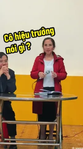 Dưới đây là tóm tắt vụ Trường Tiểu học Trưng Vương (Đà Lạt, Lâm Đồng) bị tố dùng thực phẩm bẩn trong bếp ăn bán trú — những gì đã xác minh được cho đến nay: ⸻ Những điểm chính 	1.	Thời gian & sự xuất hiện tố cáo 	•	Từ cuối năm học 2024-2025, trong khoảng từ 21/11/2024 đến 15/4/2025, có nhiều lần bếp ăn của trường phát hiện thực phẩm “có dấu hiệu bất thường” như: bò viên đông lạnh, thịt heo, thịt bò thái sẵn, tôm… bị bốc mùi, nhớt, màu sắc, nước không bình thường.   	•	Vụ việc được tố cáo bởi một nhân viên bếp bán trú (gọi là bà T, hay bà T. / bà Nguyễn Thị Kim Thanh), vào khoảng tháng 8/2025.   	2.	Nội dung tố cáo 	•	Thực phẩm kém chất lượng được nhập vào bếp bán trú nhiều lần.   	•	Có lúc được báo lên hiệu trưởng, và cũng có lúc bếp từ chối sử dụng.   	•	Nhưng theo người tố cáo, phần lớn thực phẩm không đạt chuẩn vẫn được đem vào chế biến, học sinh đã ăn.   	•	Ngoài ra, có phụ huynh cung cấp giấy nhập viện – xuất viện với nội dung con bị nghi bị ngộ độc sau khi ăn bữa ăn bán trú tại trường.   	3.	Phản hồi của nhà trường và chính quyền 	•	Hiệu trưởng Trường tiểu học Trưng Vương, bà Nguyễn Thái Quỳnh Nga, xác nhận có phát hiện thực phẩm kém chất lượng.   	•	Theo hiệu trưởng: Những thực phẩm đó đã được trả lại hoặc thay thế, không dùng cho học sinh ăn.   	•	Nhà trường lưu lại mẫu thực phẩm, có niêm phong trong phòng y tế để kiểm tra.   	•	Hiệu trưởng cũng cho biết các đơn vị cung cấp đều có giấy chứng nhận vệ sinh an toàn thực phẩm.   	4.	Yêu cầu của phụ huynh & tình trạng đối chất 	•	Người tố cáo và nhiều phụ huynh yêu cầu được đối chất với hiệu trưởng để làm rõ: lô hàng thực phẩm kém chất lượng có được sử dụng hay không, ai chịu trách nhiệm.   	•	Buổi làm việc công khai diễn ra vào tối 18/9 có sự có mặt của hiệu trưởng, Chủ tịch UBND phường Xuân Hương, phụ huynh và người tố cáo.   	•	Một số phụ huynh rất bức xúc cho rằng phản hồi của trường chưa đủ làm rõ, chưa thuyết phục.   	5.	Hiện trạng xử lý 	•	UBND phường Xuân Hương và các cơ quan chức năng (bao gồm công an) đang vào cuộc xác minh.   	•	Nhà trường cam kết khi có kết luận chính thức sẽ thông báo đến phụ huynh.   ⸻ Những điểm còn chưa rõ / cần được làm sáng tỏ 	•	Xác định chính xác có bao nhiêu lần thực phẩm kém chất lượng đã được sử dụng cho học sinh (nếu có). 	•	Chứng cứ nhập viện của học sinh có do thực phẩm bán trú hay do nguyên nhân khác. 	•	Ai chịu trách nhiệm trong chuỗi cung ứng — nhà cung cấp, hiệu trưởng,  Hiệu quả của việc xử lý nội bộ của trường khi phát hiện thực phẩm kém chất lượng: có trả lại/loại bỏ, có thông báo phụ huynh, có giám sát chặt sau đó không.? #Trườngtrungvuongđalatthucphamban #BeBaoAnh 