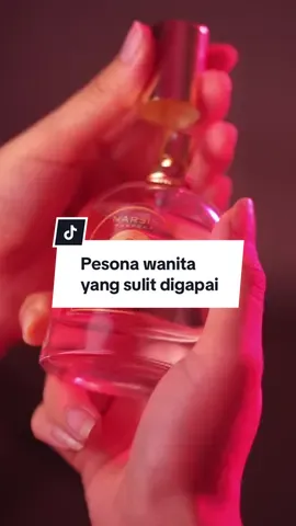 Bayangkan, wangi mawar yang baru disiram hujan bercampur dengan percikan citrus dan manisnya buah peach. Setelah beberapa saat, berubah menjadi kehangatan vanila yang lembut. Inilah The Ethereal Glow, wangi yang menggambarkan wanita yang sulit dijangkau karena pesonanya. 🤍 #NarsisParfume #etherealglow  #narsisparfume 