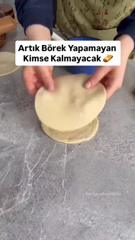 HAMURUNU ÖNCEDEN HAZIRLAYIN 😍 Dilediğinizde çıkartıp Pişirin 💯 Kolay ve Lezzetli Buzluk böreği @biyologanne_mutfakta ayrıntılı tarif videosunu yukardaki  başlıkla YouTube kanalımdan izleyebilirsiniz❤️ Gerekli malzeme listesi : 1 adet yumurta 1/2 çay bardağı sıvı yağ 1 çay bardağı yoğurt Yarım paket kabartma tozu  1 tatlı kaşığı tuz 5,5 su bardağı un 1 su bardağı su (kontrollü eklenmeli) 150-200 gram tereyağı İç dolgusu için: 1-2 adet kuru soğan 2 yemek kaşığı yağ 500 gr dana kıyma  Tuz  Karabiber  Pul biber  Kekik  hazırlanışı ; Toplamda 12 adet beze yaptım . Altışarlı olacak şekilde aralarını yağlayarak üst üste dizdim. Sonuç olarak iki farklı hamur elde ettim. Şimdi hava soğuk olduğu için buzdolabına atmadım. Eğer hava çok sıcak olursa buzdolabına alıp biraz dinlendirin. Daha sonra çıkartıp hamuru açtıktan sonra videodaki şekilde tekrar yağlayıp ikinci kez katlayın🙏🏻 bu katlama işleminde hamuru buzluğa atıp dilediğiniz de çıkartıp şekil vererek böreğiniz hazırlayabilir.  Ben sadece 30 dakika buzlukta dinlendirdim çıkardıktan sonra açıp şekil vererek fırın tepsisine dizdim . Şekil verdikten sonra da tektek streç’e sarıp dondurup dilediğiniz de yine aynı şekilde çıkartıp fırınlayabilirsiniz☺️ her aşamasında buzluk için uygun çok güzel bir reçete oluşturdum. Hazır önümüzde ramazan kenen mutlaka denemenizi tavsiye ederim❤️  #börek #turkishfood #fblifestyle