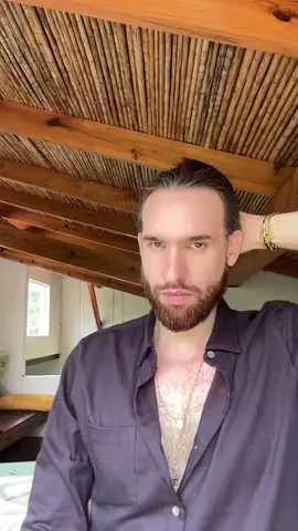 He cambio de línea del cabello, llevo poco más de 3 lavadas con la nueva línea pero me están gustando los resultados. Creo que ya es hora de cortar las puntas también 😅 #longhairmen #hair #nicaragua #cuidodelcabello 