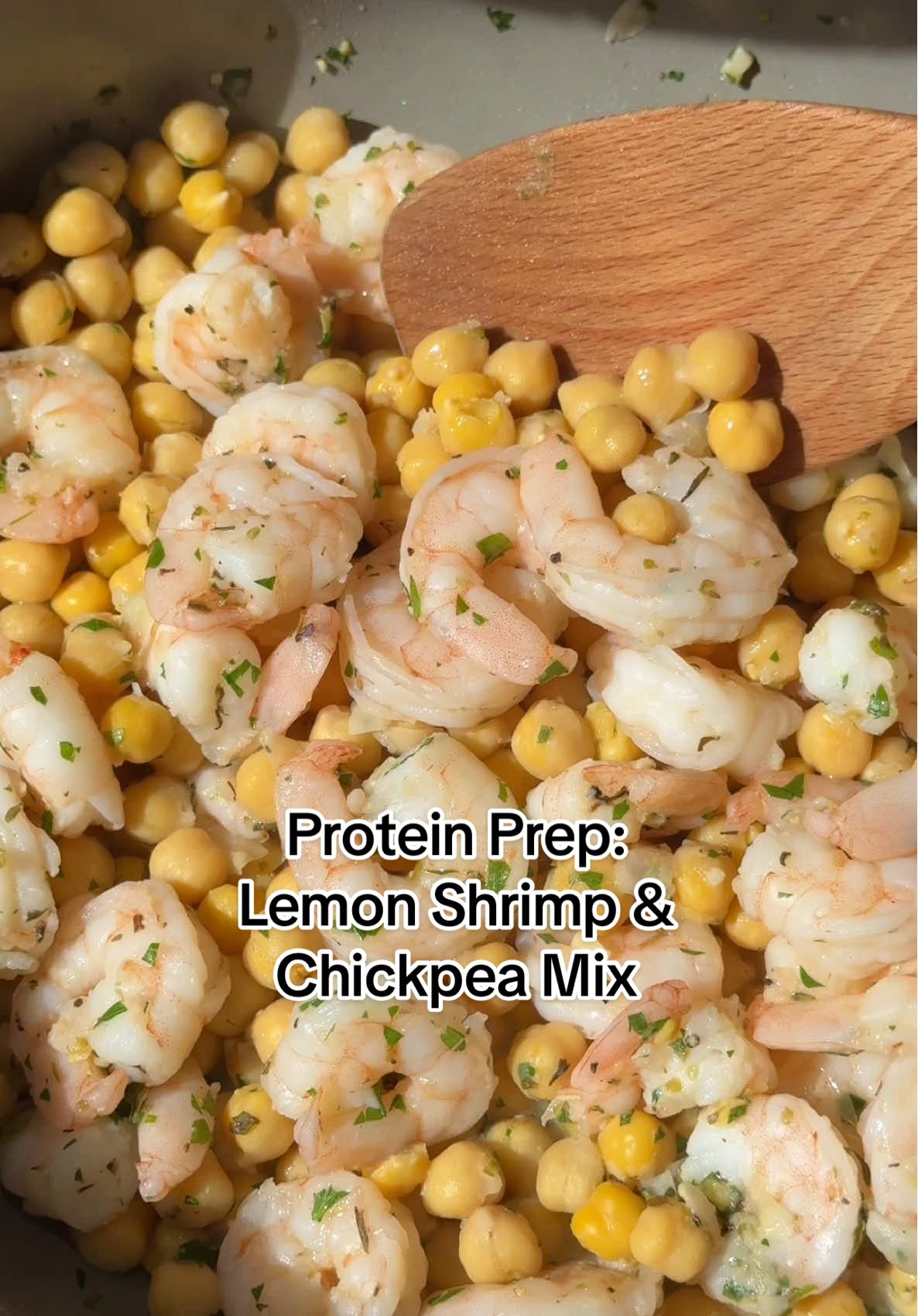 23g protein and 10g fibre per serving 🥙🍤 1 lb shrimp, large, frozen peeled shrimp, defrosted 1 19 oz. can chickpeas, drained and rinsed 2 tbsp olive oil, divided 1 tsp garlic, minced 1 tsp dried oregano 1/2 tsp dried thyme 1/2 tsp salt 1/4 tsp black pepper 2 tbsp fresh parsley, minced 1 tbsp lemon juice #mealprep #healthylunchideas #highproteinmeals #highfiberdiet 