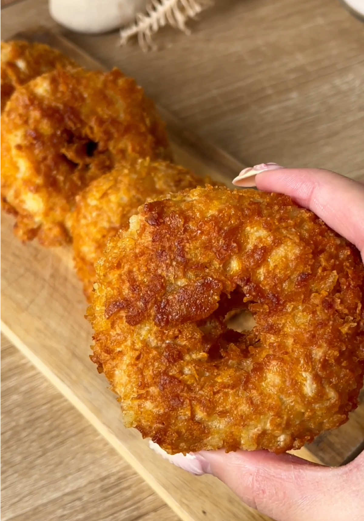 DONUTS SALÉS 😋🍩 - JOUR 4 de ma série sur les pommes de terre !  Ingrédients :  - 4/5 pommes de terre  - 1 cac de sel  - 1 cac de poivre  - 1/2 cac de paprika  - 1/2 cac de curry  - 1 grosse poignée de fromage râpé (emmental ou mozzarella par exemple)  (- farine si la pâte colle trop, ajoutez la petite à petit)  Ingrédients pour la panure : - 2 œufs  - farine  - cornflakes  - huile  Bon app ✨ #recette #cuisine #pommedeterre #patate #donut #fromage 