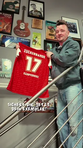 Zuckerbande! ♥️⚽ Als Fußballer im Herzen und eiserner Union-Fan war’s schon lange mein Wunsch – jetzt gibt’s endlich unser eigenes Zuckerbande-Trikot! 🙏🏼🔥 Mit der Rückennummer 17 – für meinen Startschuss 2017. Ab Anfang Oktober könnt ihr’s endlich bekommen – und glaubt mir: damit sind wir modisch ganz weit vorne. 😎 👉 https://www.ichfindschlagertollshop.de/collections/ben-zucker/products/ben-zucker-kampferherz Wer holt sich eins und trägt die 17 mit Stolz? ♥️✊🏼
