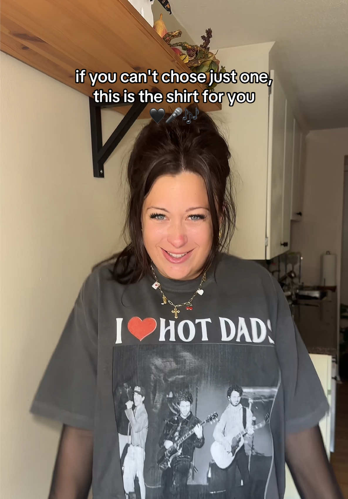 i do indeed love hot dads 😍❤️ #jonasbrothers #jonasbrothersconcert #jonasbrotherstour #concertoutfit 