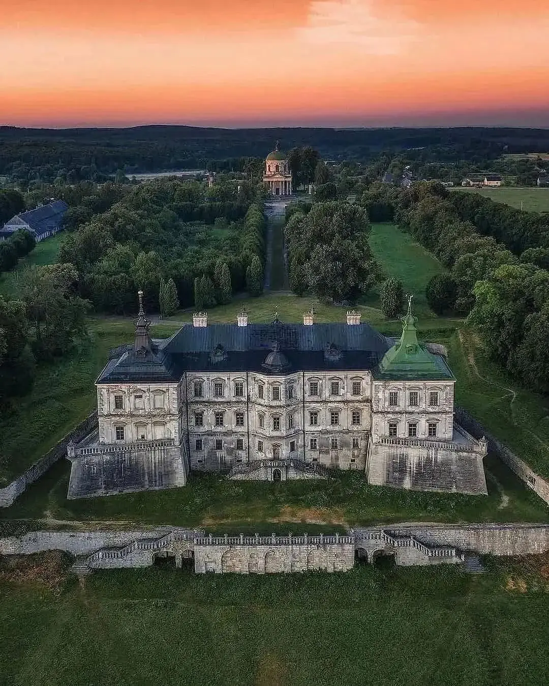 Підгорецький замок – один з найбільш відомих палаців України, побудований в 1640 р., вважався одним із найгарніших в Європі. Сюди приїжджають наречені за неймовірними світлинами до весільного альбому, а також тут ходять десятки екскурсій кожного дня, бо замок у Підгірцях – це частина маршруту «Золота підкова Львівщини». ⠀ 📍 Підгорецький замок, Львівська область. ⠀ Фото 📸 @juli_berk @yuriyshevchenko @bogdan_susol ⠀ Напишіть в коментарях свої враження від такої краси✒👇 Поставте будь ласка лайк ❤ І підписуйтесь до нас @krasoty.zemli #підгорецькийзамок #підгірці #pidhirtsicastle #pidhirtsi #львів 