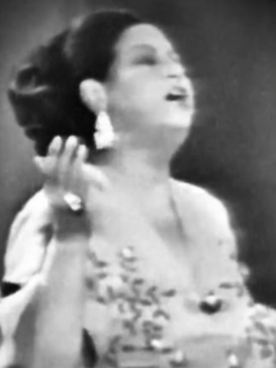 انتَ فيها القمرُ 🌙.. .  #ام_كلثوم #جيل_الطيبين #كلثوميات #هواجيس #هذه_الدنيا_كتاب_أنت_فيه_الفكر❤️❤️❤️  #كوكب_الشرق_ام_كلثوم#الفن_الاصيل  #كوكب_الشرق #اغدا_القاك  #زمن_الفن_الجميل  #اغاني #قديم #كلاسيك #Sing_Oldies 