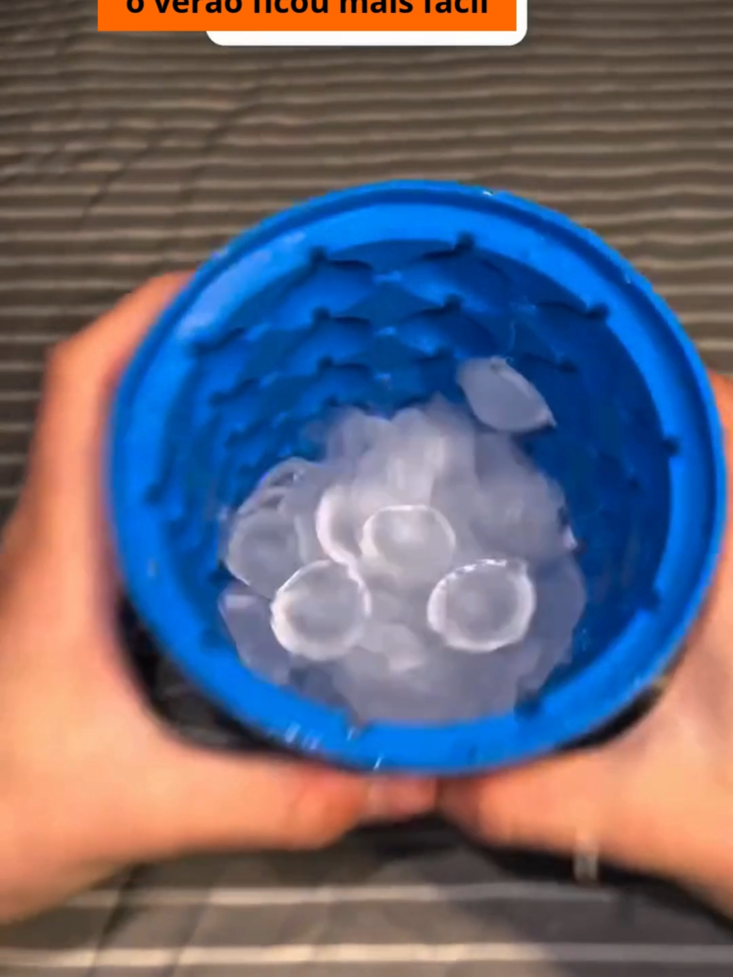 Gente, eu descobri um mini balde de gelo que é simplesmente tudo pra fazer drinks e refrescos em casa 😍❄️ É de silicone, super fácil de desenformar e ainda vem com tampa pra guardar os cubinhos sem bagunça! Sério, nunca mais sofri pra tirar gelo da forminha 😂 Quem ama praticidade na cozinha vai pirar nessa dica! #cozinhapratica #formadegelo #iceMagic #dicasdecozinha #utensiliosdecozinha #gelo