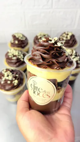 Produção de copos da felicidade de brownie ninho e chocolate para vender aqui na minha confeitaria delivery | sobremesa de pote | renda extra | curso  #confeitaria #dicasdeconfeitaria #empreendedorismo #fyp #copodafelicidade