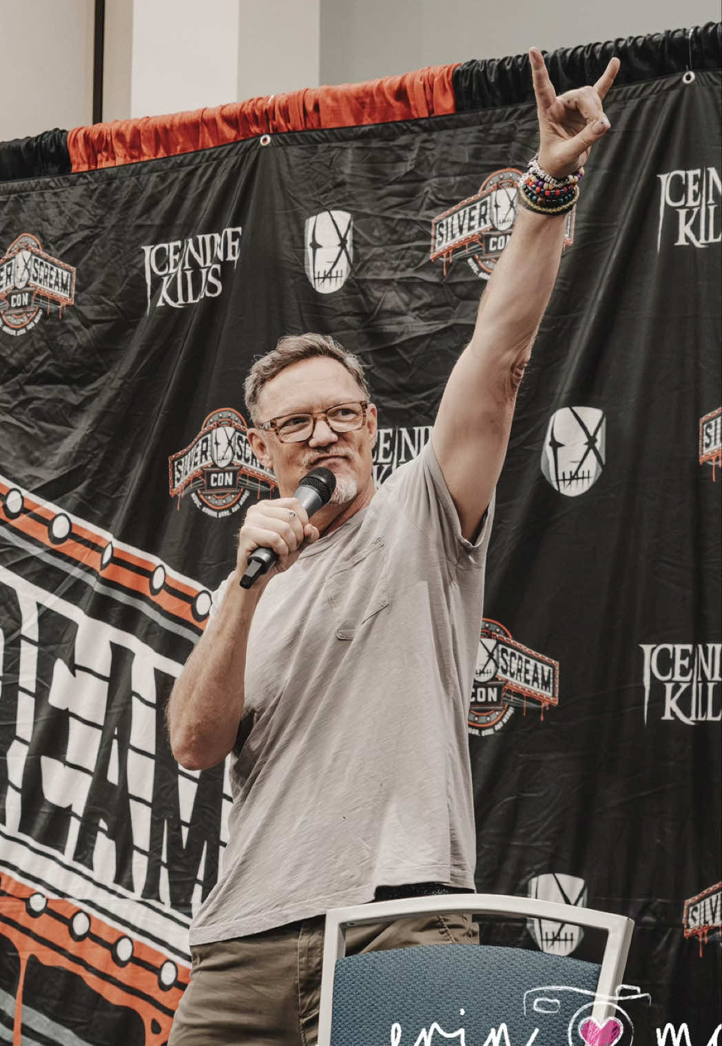 Just like Scream, SSC4 ended with a pair of killer reveals: Matthew Lillard crashed the INK panel to unveil Horrorwood Reserve 🥃🩸 and his INKverse debut in next month’s NEW music video. Stab the link in bio to subscribe to our Newsslash to stay up-to-date @Spencer Charnas  @Matthew lillard  @Macabre Spirits  #iceninekills #silverscream #matthewlillard 