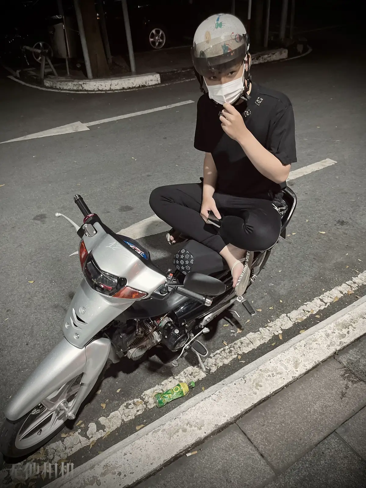 Thế giới này toàn những lời nói dối ngọt ngào. Lòng người như biển cả,ta là cá không thể bơi hết đại dương...