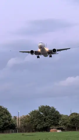 Thai Airways Boeing 777 on short final, LHR Runway 27L. 🇹🇭✈️