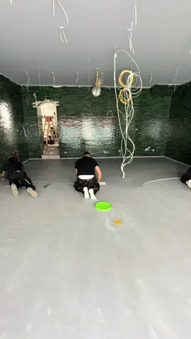 Fugenloser Boden mit Mikrozement Bei @Effect Isi Projekt ein Döner-Pizza Laden durften wir den Boden und die Wände gestalten.  Die Wände haben wir mit einer Betonoptik versehen und den Boden fugenlos mit Mikrozement gespachtelt.  Alle Produkte findet ihr im Onlineshop ⬇️ www.kollektiv-werk.de  Bei Interesse an dem 1K Mikrozement, schreibt uns einfach ne kurze Mail.  #malermeister #inspiration #DIY #beton #renovation 