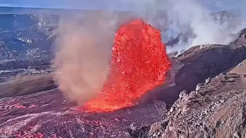 Episode 33 of the ongoing Halemaʻumaʻu eruption began at 3:11 a.m. HST on September 19 and is currently fountaining within the summit caldera. Current fountain height is greater than 500 feet (150 meters) #bigislandviews #luckywelivehawaii #fyp #hawaiiscenery #activevolcano 