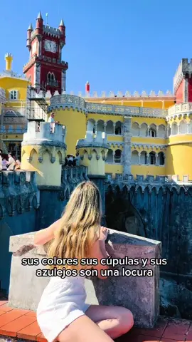El Palacio da Pena: donde los sueños de princesas y arquitectos locos se juntan para darte un paseo de cuento 🏰🎨. Portugal tiene rincones que parecen sacados de una película… y este es uno de ellos.