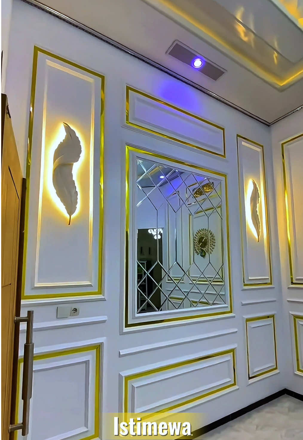 Kombinasi istimewa perpaduan antara ,wallmolding,lampu bulu angsa,kaca bevel langit langit plavon pvc🔥 istimewa om @hendry_wkk #InteriorRumah #DekorasiRumah #LampuBuluAngsa #HiasanDinding 