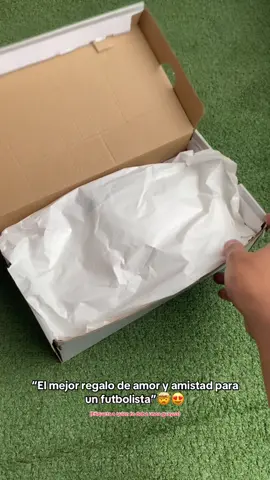 Etiqueta a la persona que te debe un regalo así😍⚽️ #amoryamistad #micreros #guayos #guayosbogota #fyppp