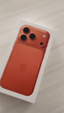 شارينا هالاطخم😉#ايفون17 #ايفون17برو_ماكس #iphone17 #iphone17pro 