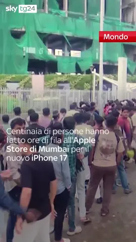 Centinaia di persone hanno fatto ore di fila all'#Apple Store di Mumbai per il nuovo iPhone 17 #skytg24 #news