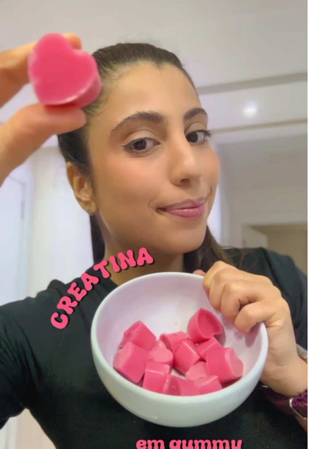 💡 Transformei minha creatina em gominhas de gelatina! Sabe quando a gente quer deixar a suplementação mais prática (e gostosa)? Eu testei essa ideia e deu super certo: gominhas de creatina caseiras! 📊 Cálculo real desta receita para mim: 	•	35 g de creatina → R$10,50 	•	Gelatina (colorida + incolor) → R$5,00 👉 Total do lote: R$15,50 🍬 Renderam 16 gomas, cada uma com 2,19 g de creatina. 💪 Minha dose diária é 2 gomas (4,38 g) → então um lote dura 8 dias. 📅 Pra 1 mês, o custo sai em torno de R$58,00. Benefícios dessa versão: ✔️ Praticidade — já deixo pronto na geladeira ✔️ Dose certa, sem erro na medida ✔️ Fica docinho e ajuda a não esquecer ✨ Salva esse post pra testar depois! 🍓 Qual sabor de gelatina você usaria? Me conta nos comentários 👇 #creatina #receitafitness #gominhas #vidasaudavel #creatinaemgoma 