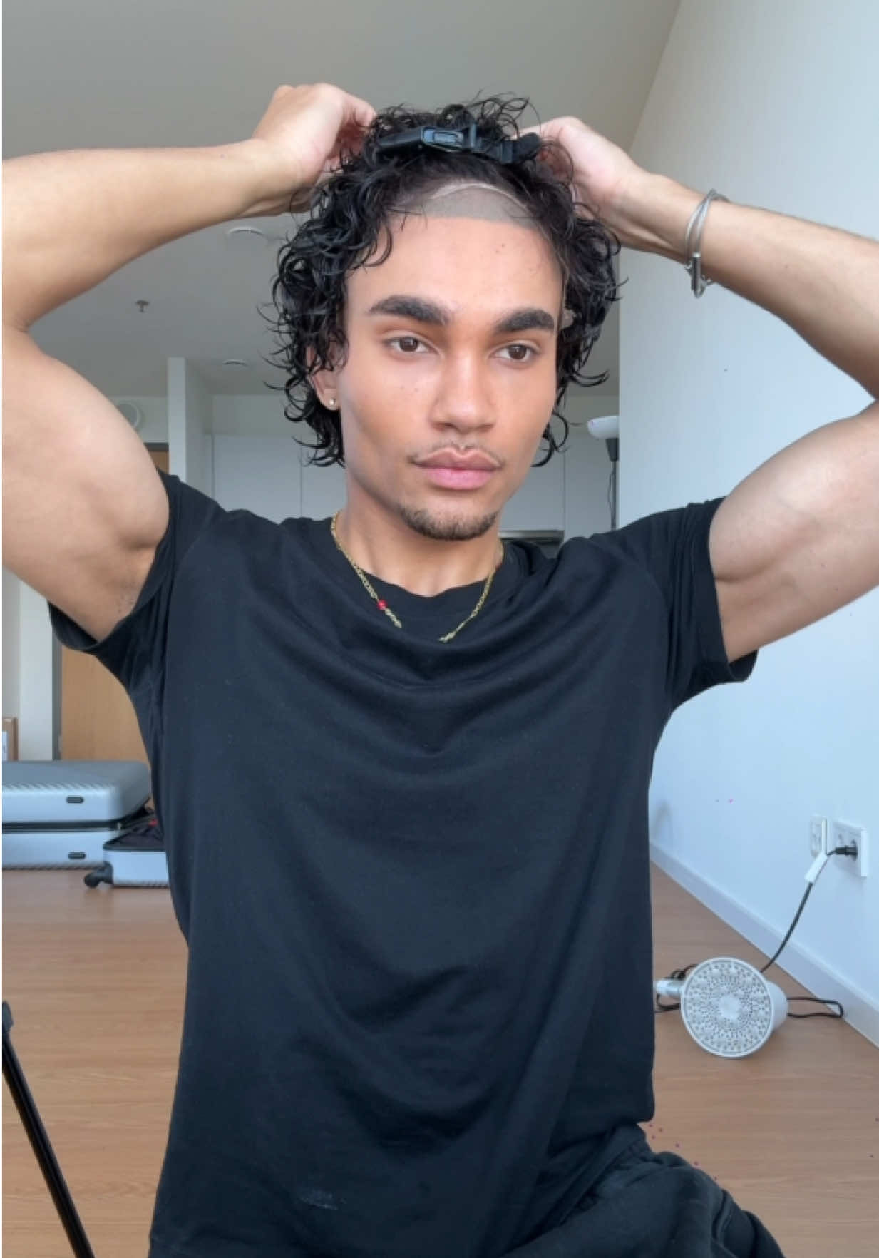 Moved into my new apartment, no furniture, doing my wig install on the floor 😔 #wigs #curlyhair #menwig #hairstyle 